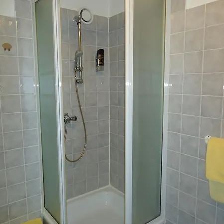 Hotel Kubrat Am Checkpoint Charlie برلين